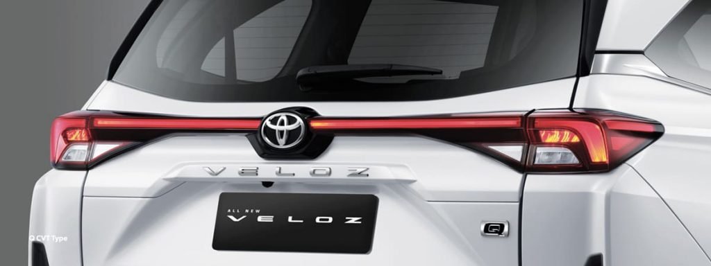 Tampilan tampak samping Toyota Veloz Hybrid EV 2026